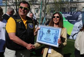 Vitaly Zorin presents a diploma to Victoria Myrhorodskaya