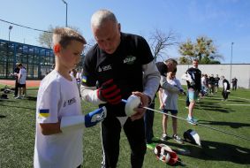 Coach gives instructions to young fencers