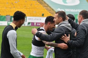 Игроки и тренеры ФК "Карпаты" радуются забитому голу