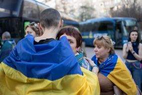 Встреча украинских военных, вернувшихся в Украину из плена РФ