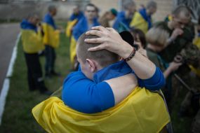 Встреча украинских военных, вернувшихся в Украину из плена РФ