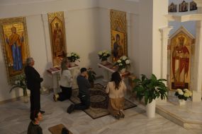 Віряни моляться у Церкві