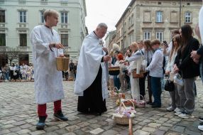 Освячення великодніх кошиків  у Львові