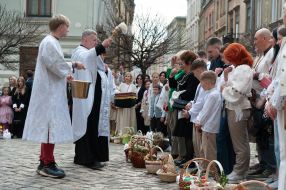 Освячення великодніх кошиків  у Львові