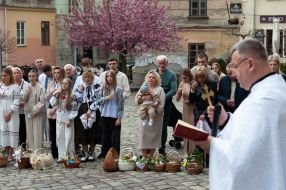 Освячення великодніх кошиків  у Львові