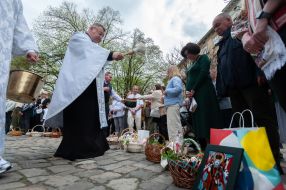Освячення великодніх  кошиків  у Львові