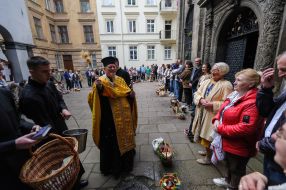 Освячення великодніх  кошиків  у Львові