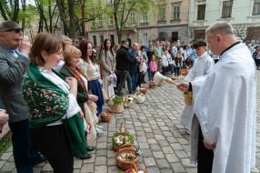 Освячення великодніх  кошиків  у Львові