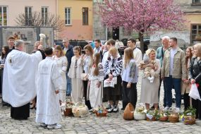 Священик окроплює святою водою вірян