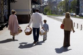 Верующие с пасхальными корзинами