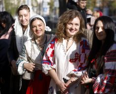 Девушки в вышиванках