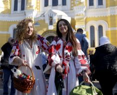 Девушки в вышиванках