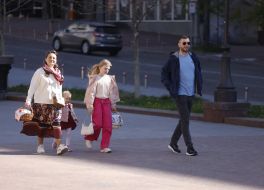 Віряни з великодніми кошиками