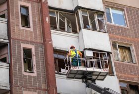 Municipal workers eliminate the consequences of the massive Russian attack with mortars and missiles on Kharkiv