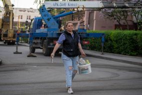 Municipal workers eliminate the consequences of the massive Russian attack with mortars and missiles on Kharkiv