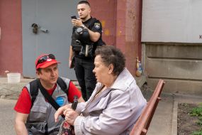 Медик оказывает первую помощь женщине после массированной российской атаки шахедами и ракетами Харькова