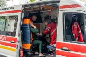 Медики оказывают первую помощь женщине после массированной российской атаки шахедами и ракетами Харькова