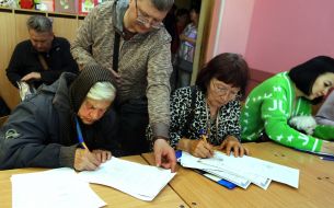 Жители оформляют ущерб в штабе полиции после массированной российской атаки на Киев