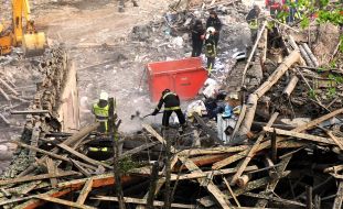 Рятувальники розбирають завали житлового будинку після прильоту російської ракети в Києві