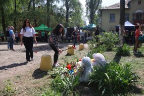 People brought flowers and toys to a house destroyed by a Russian missile