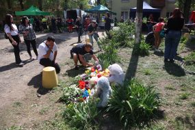 People brought flowers and toys to a house destroyed by a Russian missile