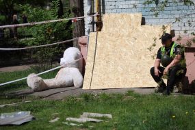 Люди принесли игрушки к дому, разрушенному российской ракетой