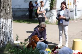 People brought flowers and toys to a house destroyed by a Russian missile