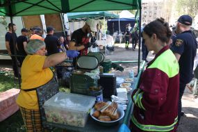 Мобільний штаб з надання допомоги постраждалим після масованої російської атаки людям в Києві