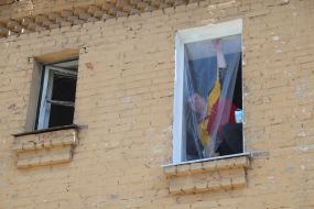 Мужчина ремонтирует выбитое окно