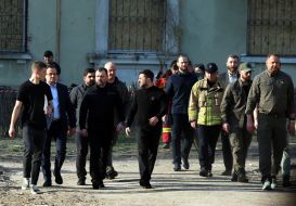 Володимир Зеленський біля зруйнованого російською ракетою будинку у Святошинському районі