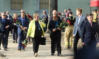 Diplomats, ambassadors of foreign states brought flowers to the house destroyed by a Russian missile