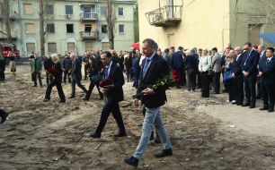 Дипломаты, послы иностранных государств принесли цветы к разрушенному российской ракетой дому