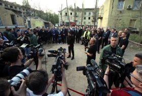 Владимир Зеленский возле разрушенного российской ракетой дома в Святошинском районе