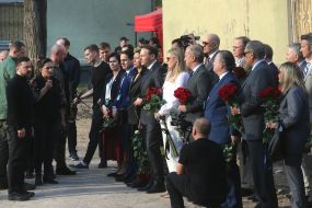 Владимир Зеленский и дипломаты, послы возле разрушенного российской ракетой дома в Святошинском районе