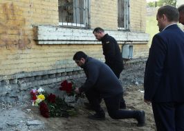 Игорь Клименко и Тимур Ткаченко возле разрушенного российской ракетой дома в Святошинском районе