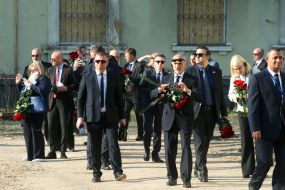 Дипломаты, послы иностранных государств принесли цветы к разрушенному российской ракетой дому