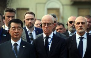 Дипломаты, послы иностранных государств возле разрушенного российской ракетой дома