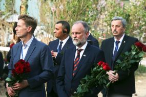 Дипломаты, послы иностранных государств принесли цветы к разрушенному российской ракетой дому