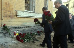 Дипломаты, послы иностранных государств принесли цветы к разрушенному российской ракетой дому