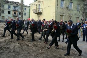 Дипломаты, послы иностранных государств принесли цветы к разрушенному российской ракетой дому