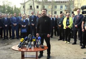 Владимир Зеленский возле разрушенного российской ракетой дома в Святошинском районе