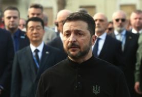 Владимир Зеленский возле разрушенного российской ракетой дома в Святошинском районе