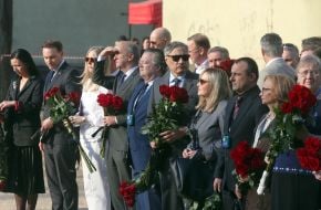 Дипломаты, послы иностранных государств принесли цветы к разрушенному российской ракетой дому