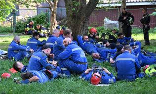 Сотрудники ГСЧС, ведущие аварийно-восстановительные работы у дома, разрушенного российской ракетой