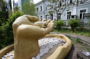 Скульптура рука тримає немовля біля Центру токсикології та гемодіалізу  Національної дитячої спеціалізованої лікарні «ОХМАТДИТ»