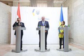 Xavier Bettel, Andriy Sybiga and Yuriko Bakes