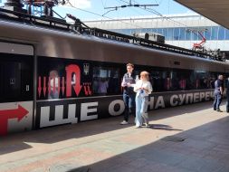 Инсталляция американской художницы Барбары Крюгер на вагонах поезда "Интерсити"  на Центральном вокзале в Киеве