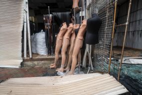 Поврежденные в результате вражеских обстрелов БпЛА типа "Герань-2" торговые павильоны на рынке "Барабашово" в Харькове