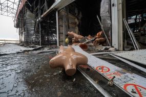 Поврежденные в результате вражеских обстрелов БпЛА типа "Герань-2" торговые павильоны на рынке "Барабашово" в Харькове