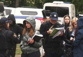 Сотрудники полиции опрашивают жителей, квартиры которых пострадали в результате российской атаки